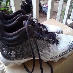 Under Armour women's baseball shoes with cleats. Size 7.